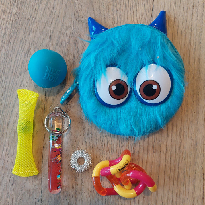 zip it rits etui monster sibling incl fidgets: needoh, tangle, acupressur ring, toverstaf, en monkey fidget, Toys42hands