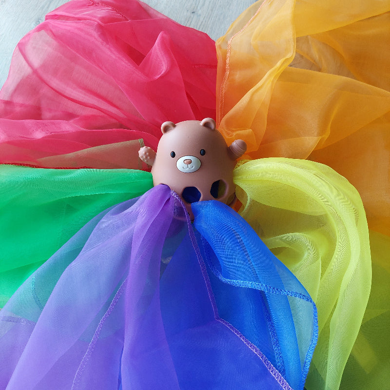 siliconen babyspeelgoed beer met gooidoekjes in alle kleuren van de regenboog, toys42hands