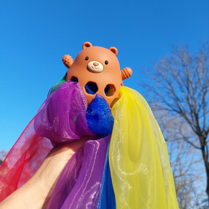 motoriekspeelgoed silicone beer met doekjes, gooien, vangen, spelen ontdekken, achtergrond blauwe lucht, toys42hands