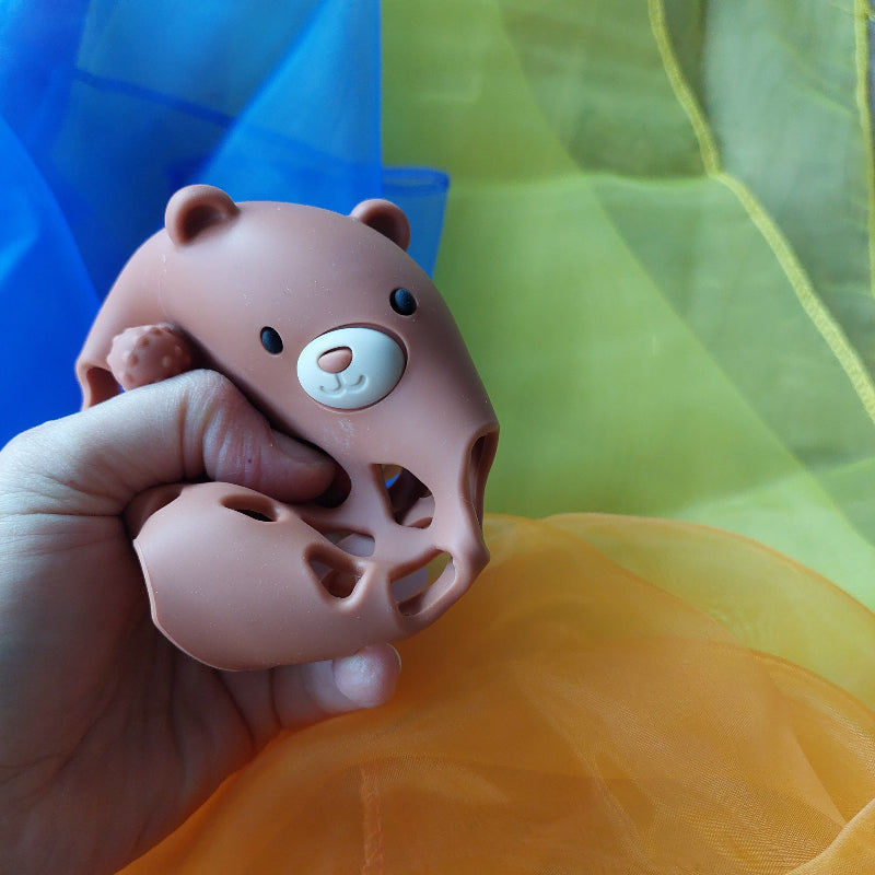 hand drukt silicone babyspeelgoed motoriekbal, om te laten zien hoe zacht deze is. Achtergrond, gooidoekjes, motoriekspeelgoed van Toys42hands