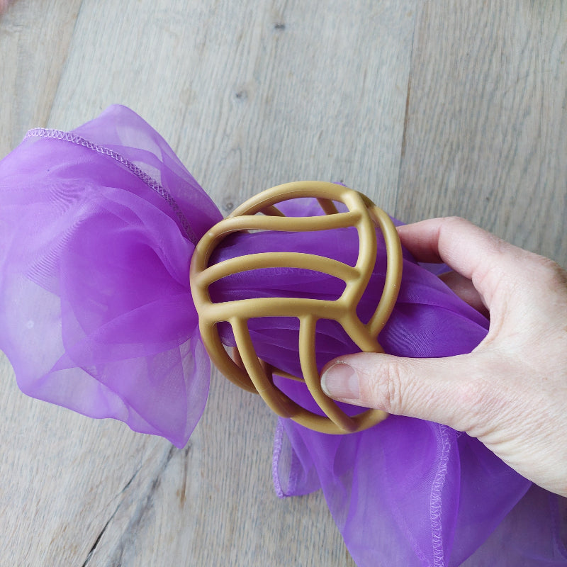 flexible silicone baby motoriekbal in geel met paars baby doekje, motoriekspel, gooien, vangen ontdekken