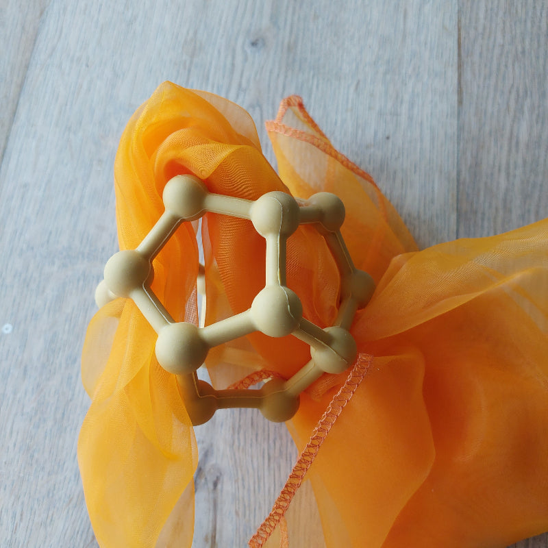 baby motoriekbal van silicone met oranje gooidoek, motoriekspel, babyspel