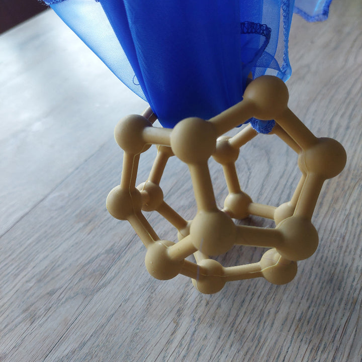 siliconen babybal met gooi doek, zachte en lichte motoriekbal met  noppen hangend aan een babydoek, motoriekspel