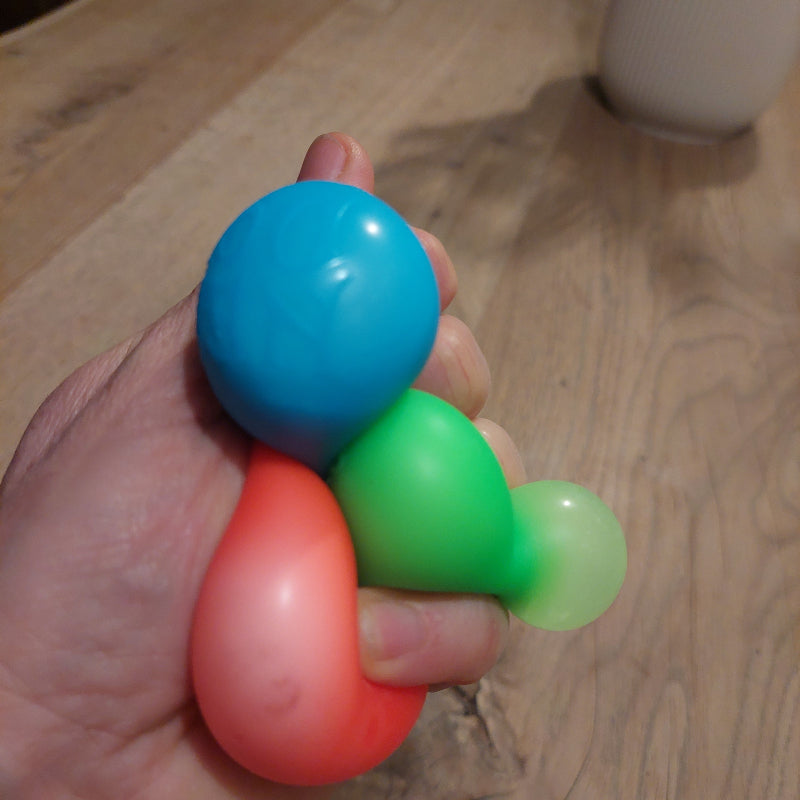 drie teenie needohs in de hand, gedrukt. Fidget speelgoed