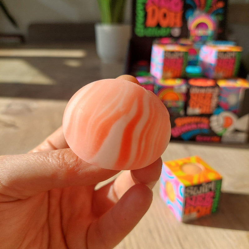 Teenie needoh oranje wit, achtergrond display van alle teenie needoh's , antistressball, sensoriek fidget