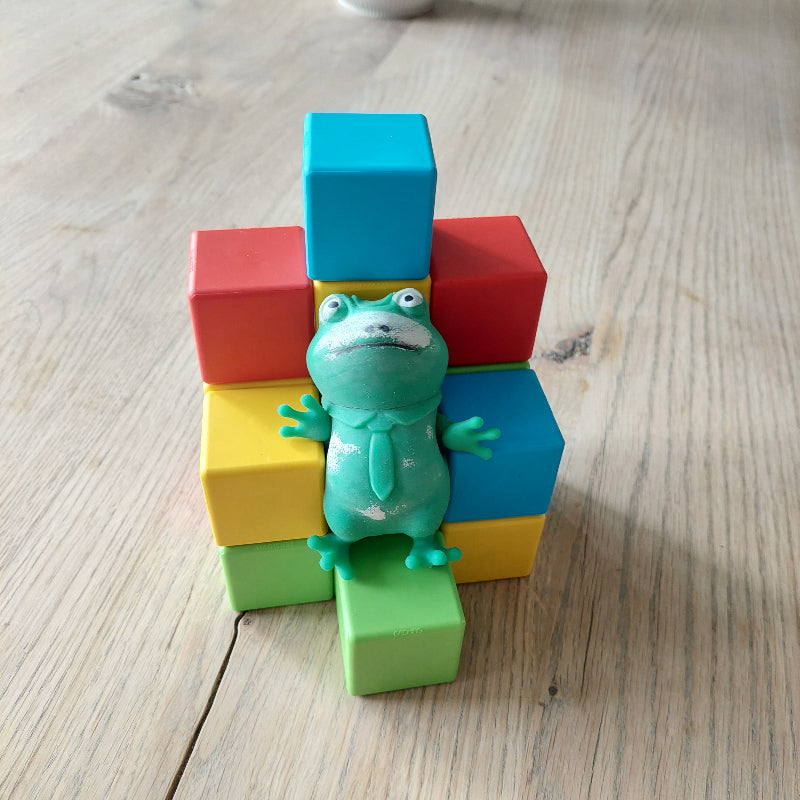 stoel gebouwd voor speelgoed kikker van  magnetisch blokken: Geomag Magicube 16-delig