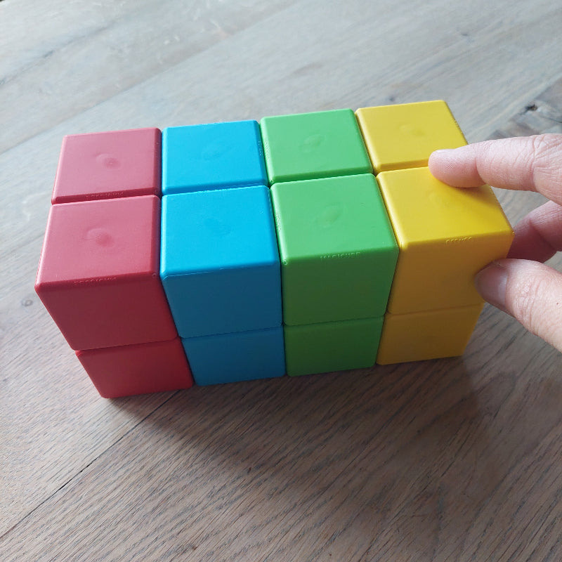 16 magnetisch blokken, 4 x 4 in rood, geel, groen en blauw, motoriekspeelgoed, Toys42hands