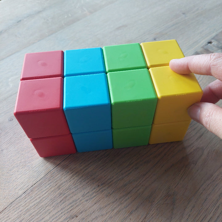 16 magnetisch blokken, 4 x 4 in rood, geel, groen en blauw, motoriekspeelgoed, Toys42hands