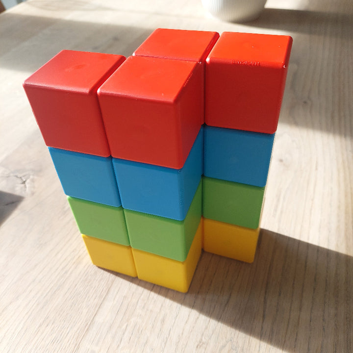 16 magnetische blokken in rood, geel, groen en blauw, constructie materiaal, magnetische constructie, tweehandig spelen, speelmateriaal van Toys42hands