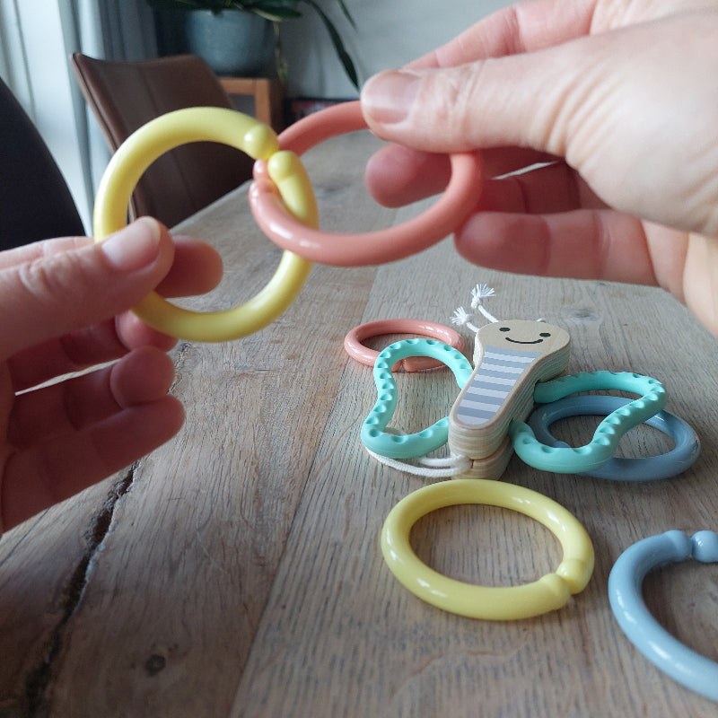 links van de rammelaar vlinder baby grijpspel van hape