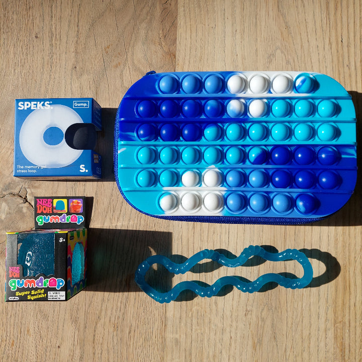 sensorische fidget etui met pop it etui van zipit voor concentratie en prikkelverwerking: inhoud speks, needoh en tangle