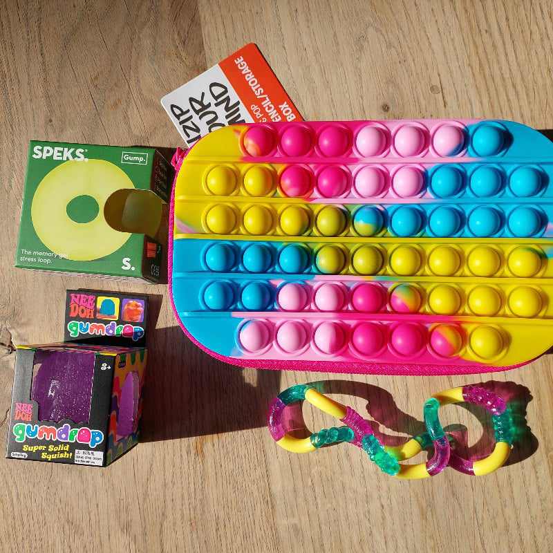detail van zipit pop it etui met opgeborgen fidget speelgoed