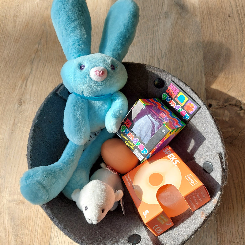 Paasnest gevuld met fidget speelgoed van NeeDoh Gumdrop, Speks Loop, trildiertje schaap, haas met trekoren en stuiterbal ei