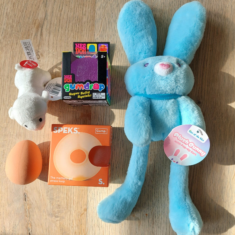 Inhoud paasnest set met NeeDoh Gumdrop, Speks Loop, trillend schaapje, haasje met trekoren en stuiterbal in ei vorm fidget speelgoed
