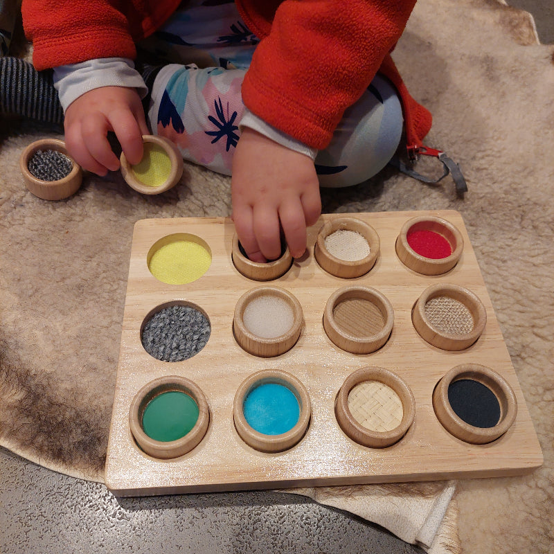 touch and match van tickit, kind van 3 jaar aan het spelen, sensoriek speel