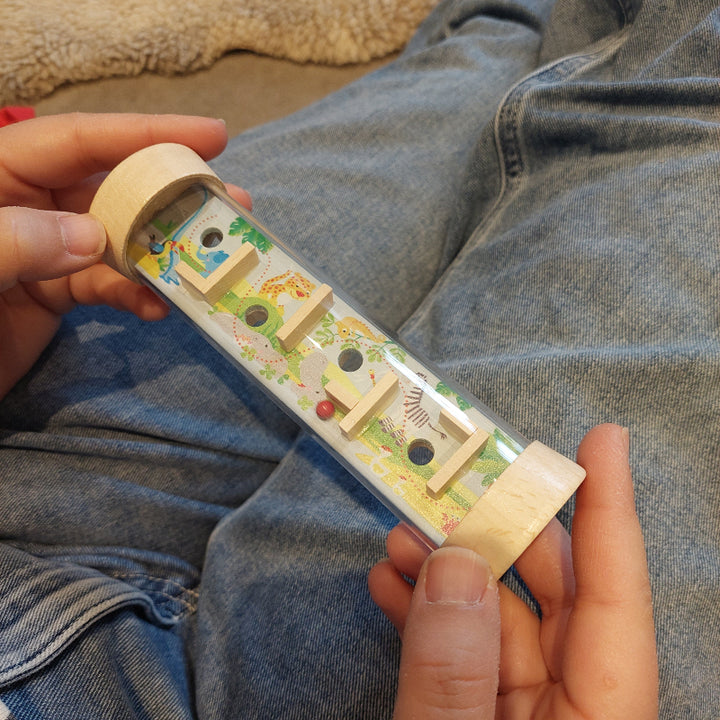 goki behendigheids buizen spel, kantel speelgoed tussen twee handen op schoot, toys42hands.nl