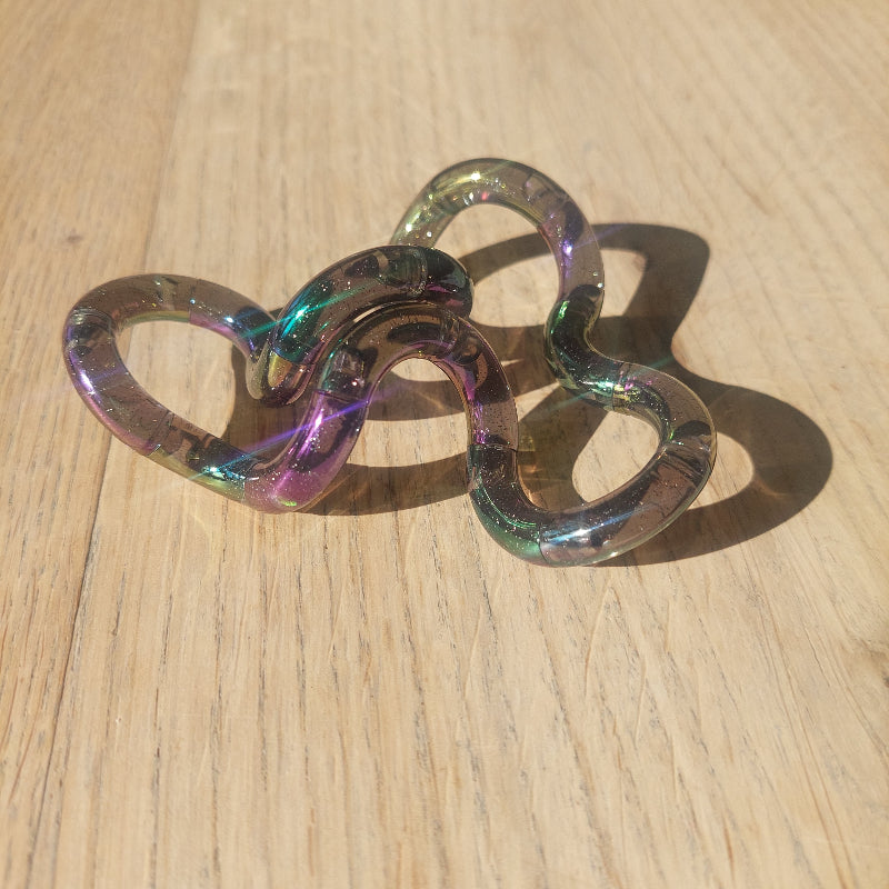 tangle gem zwart met regenbogen kleuren, foto met licht effect en reflexie, nieuwe tangle gem fidget