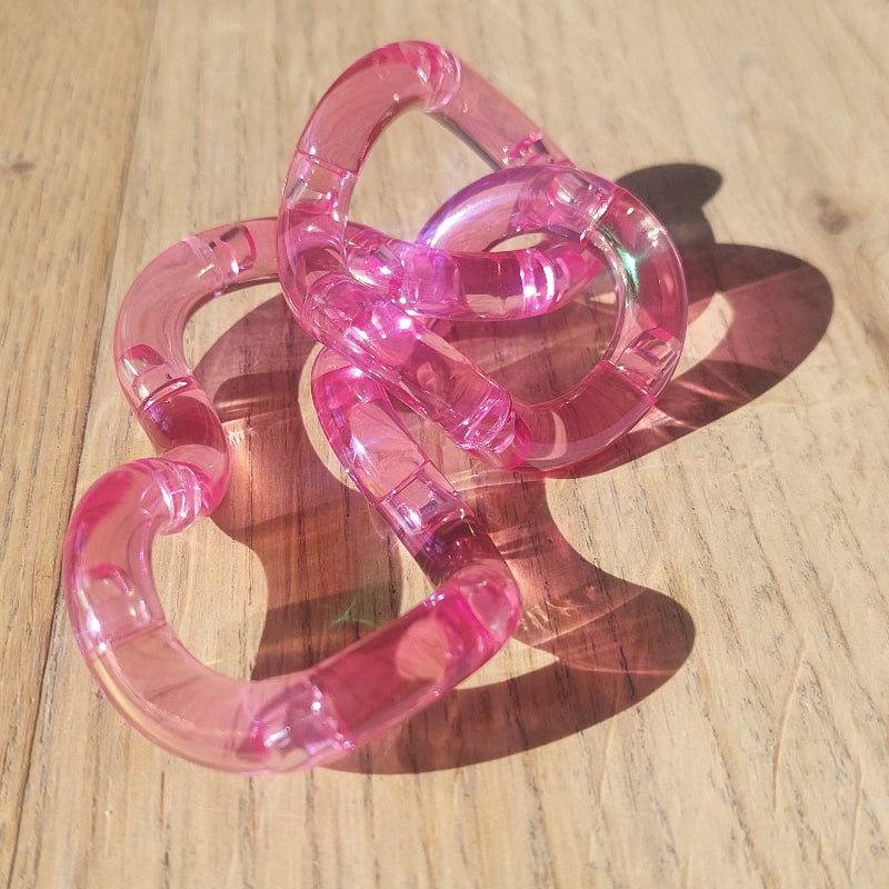 tangle gem roze transparent op houten tafel met licht reflexie