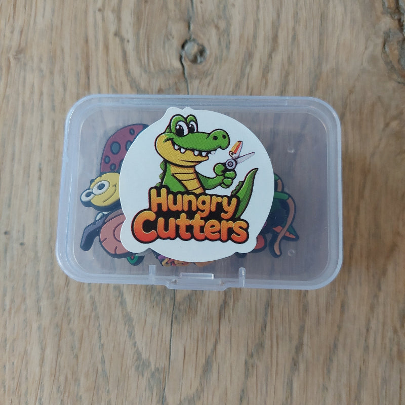 hungry cutters doosje op houten tafel. Schaarmagneten thema instecten, 7 stuks in kunststofdoosje
