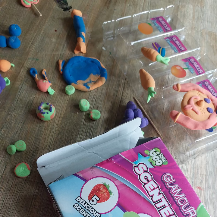 klei werkjes met luchtdrogende butter putty. Geur putty, bord, bestek, gezicht, lolli, fruit, kleiwerkjes