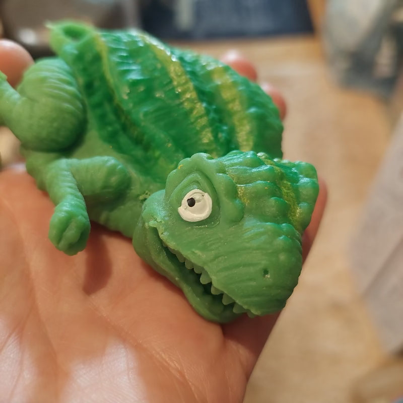 dino luchtballon niet opgeblazen in hand, sensoriek en mondmotoriek materiaal, logopedie luchtballon met rietje