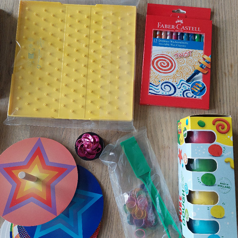 twister waskrijt, ses klei, magneetstaaf, blaastol, caleidoscoop tol, motoriek kist materiaal voor de basisschool, sinterklaas cadeau ideeen voor de motoriek