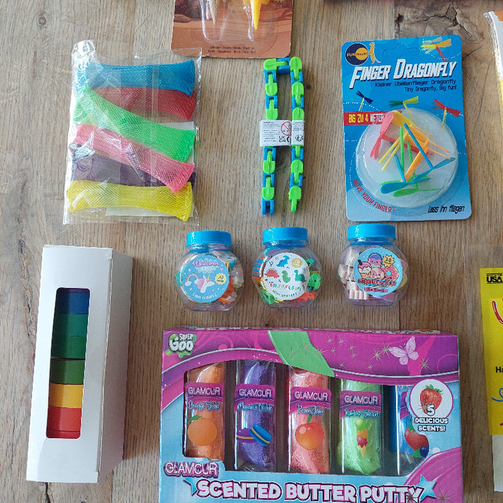 mini gummetjes, kleur tape, mesh fidget, fidget slang, vingerpropeller, fijne motoriek materiaal, motoriek kist, sinterklaas cadeau voor basisschool