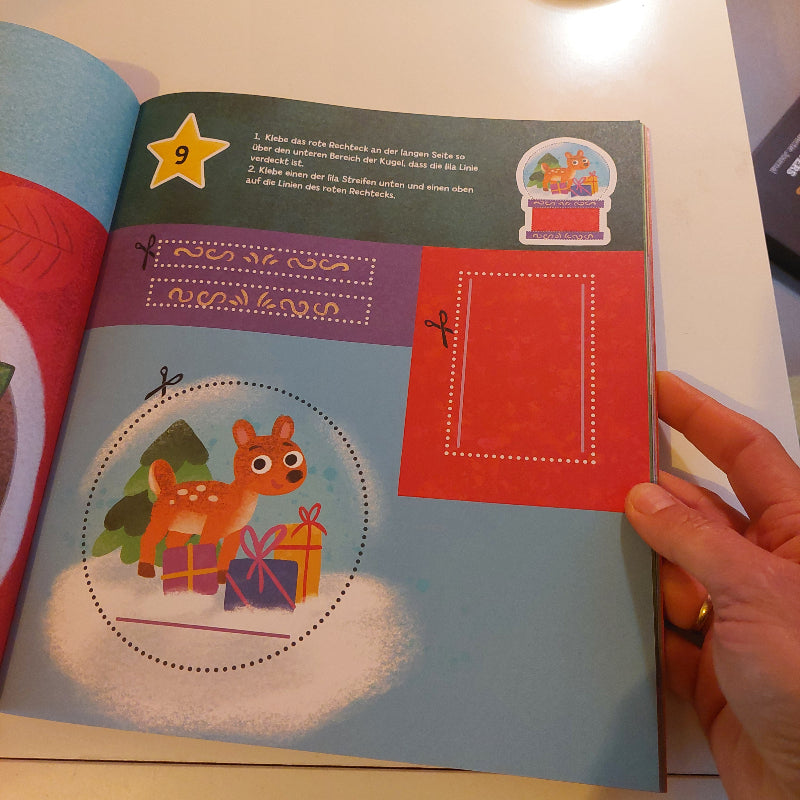 voorbeeldpagina uit het knutselboek adventskalender kerstkrans, motoriek spelenderwijs oefenen