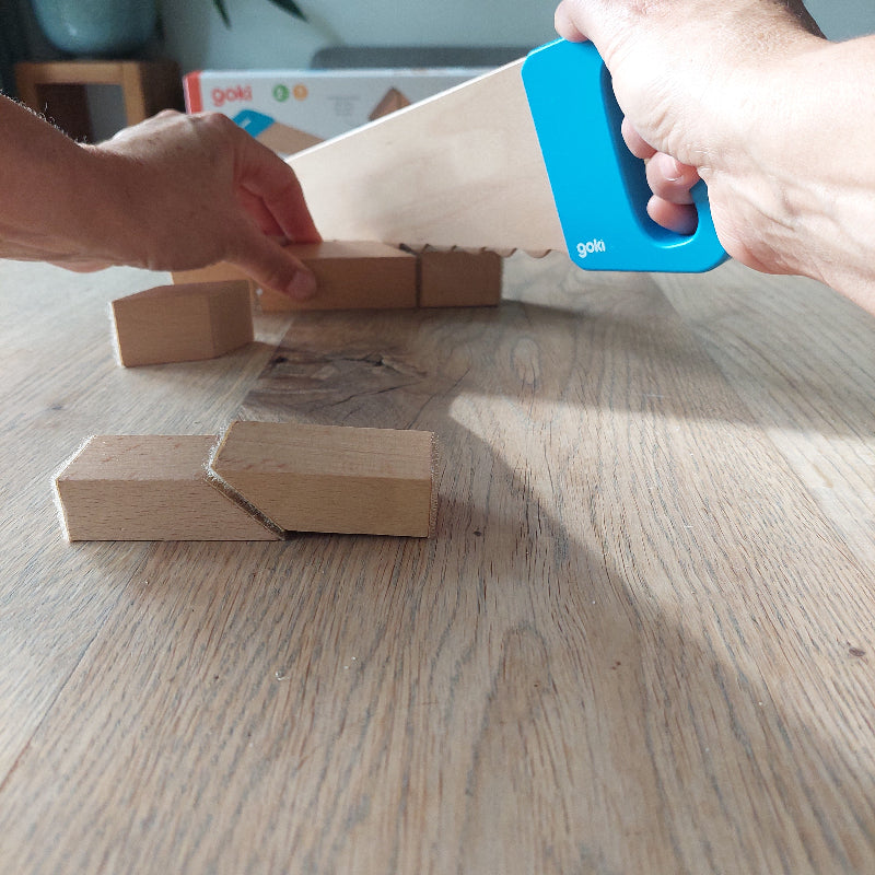 snij hout, snijspeelgoed, houten blokken met klittenband en een houten zaag, motoriekspeelgoed voor de bouwhoek