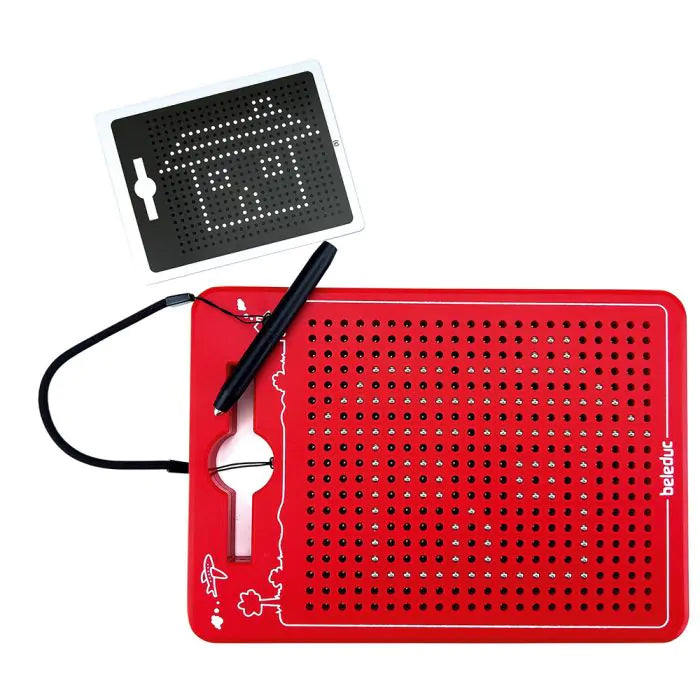 Voorbeeld van de magneetpen van het Beleduc Magnetboard 2 in 1 ,metalen bolletjes omhoog te halen en patronen te maken.