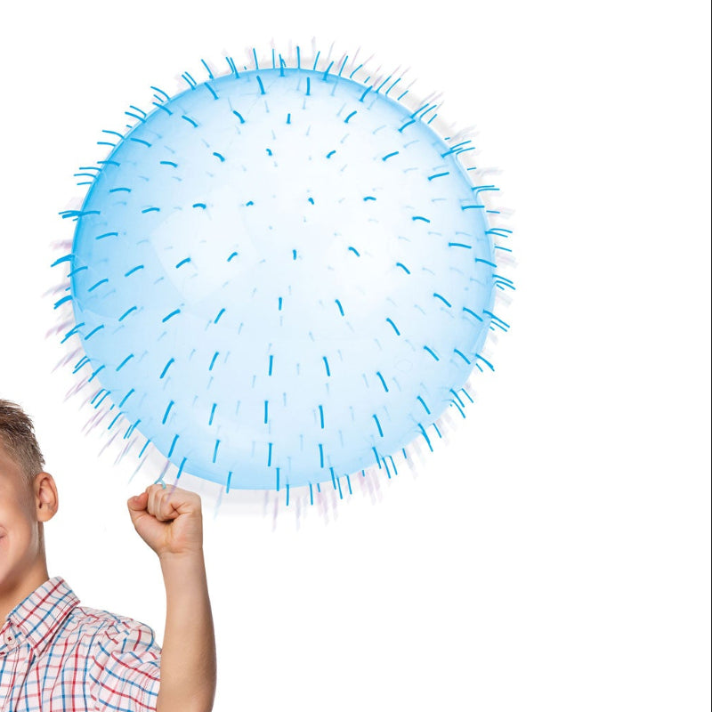 blauwe puffer boxballon opgeblazen in hand van kind, mondmotoriek, motoriekspeelgoed