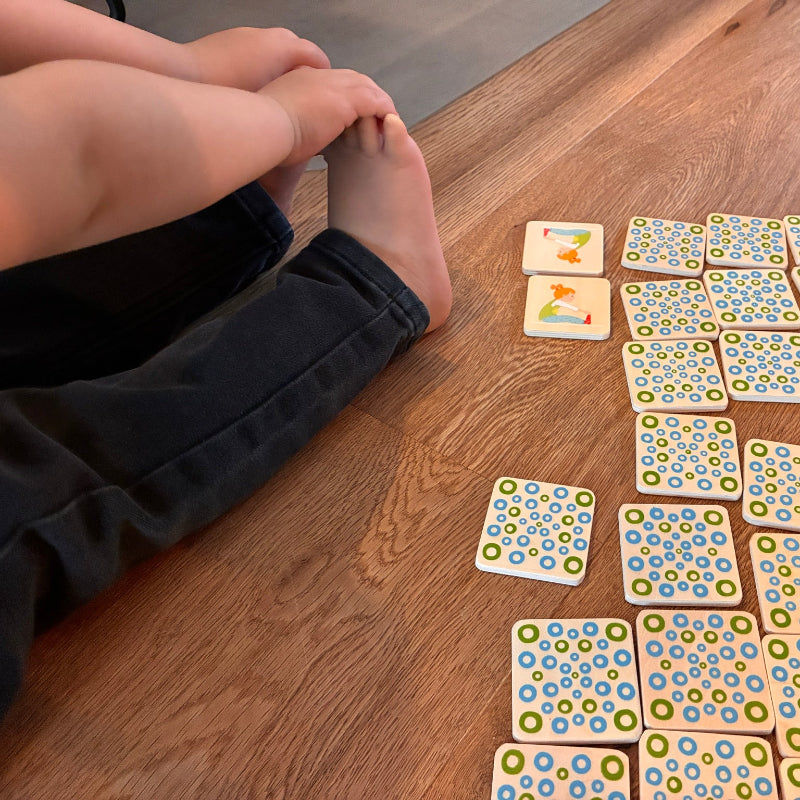 kinderyoga kaarten memory, kinder yoga, beweegspel kind van goki met houten kaarten, kind doet de oefening