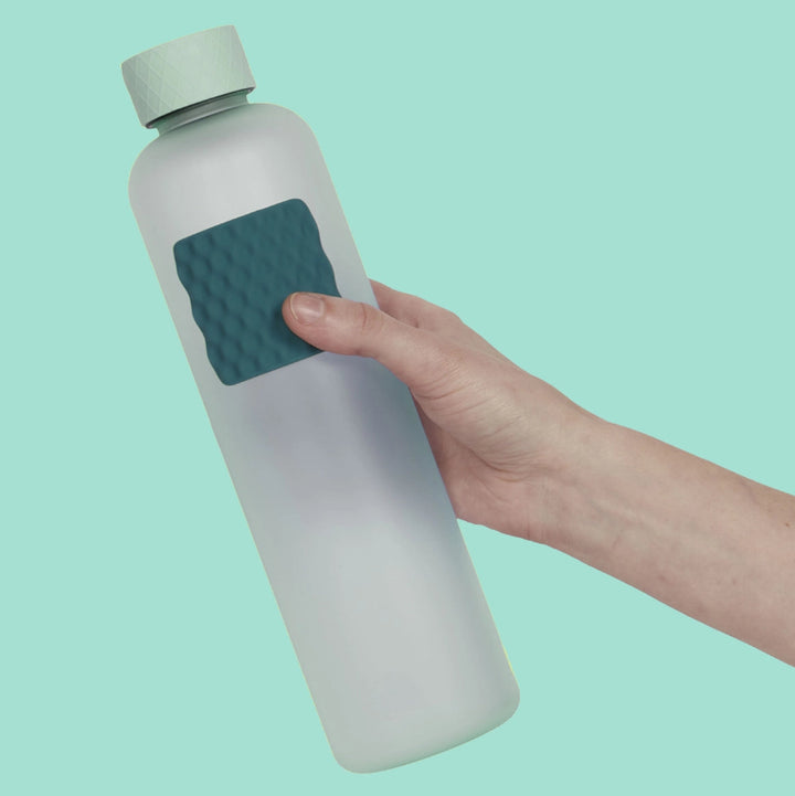 Speks Slab Square als stille fidget voor concentratie, silicone sticker op drinkfles met duim