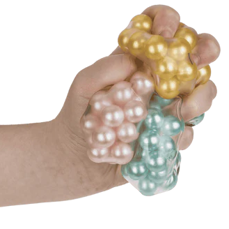 Meerdere parelmoer fidget ballen in de hand – visueel en tactiel speelgoed