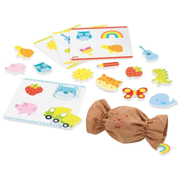 Fühlmemo spel met 16 houten kaarten, stoffen zakje en verschillende tactiele motieven uitgestald