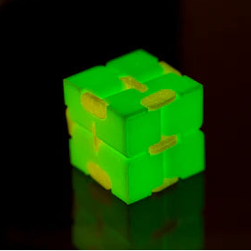 Lichtgevende infinity cube fidget – glow effect zichtbaar tijdens het vouwen