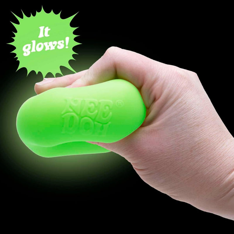 NeeDoh Nice Cube Glow gedrukt in hand in het donker – glow in the dark sensory fidget met lichtend effect