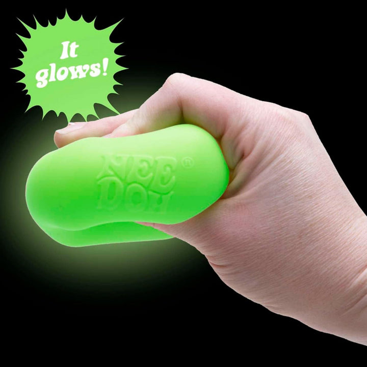 NeeDoh Nice Cube Glow gedrukt in hand in het donker – glow in the dark sensory fidget met lichtend effect