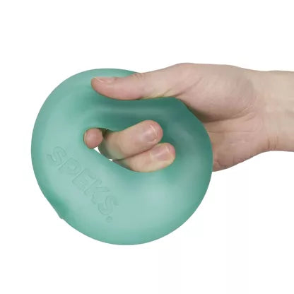 SPEKS Jumbo Loop fidget ring in hand tijdens gebruik, laat formaat en grip goed zien