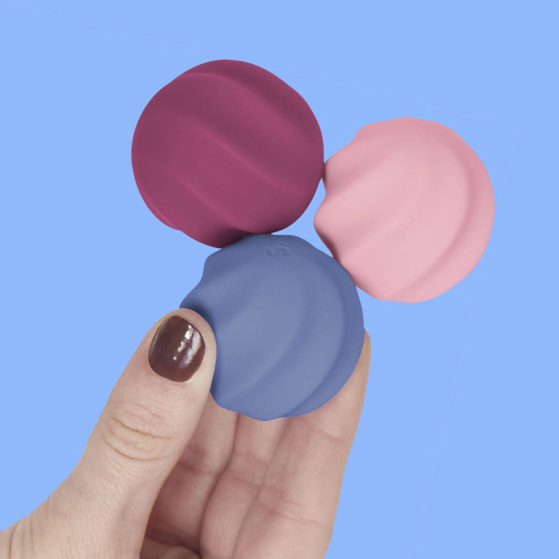 hand met drie odds van speks, magneet fidget ballen, sensoriek materiaal