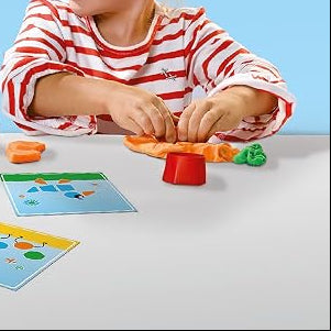 kind aan het kneden met het set van ses: uitstekers