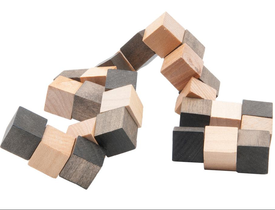 Slangenkubus hout volledig uitgerold als slangvorm – vouwpuzzel voor ruimtelijk inzicht