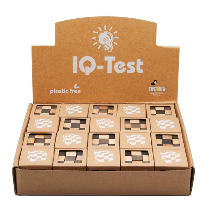 Display met houten slangenkubus puzzels in natuurlijke kleuren – compact denkspel voor onderweg