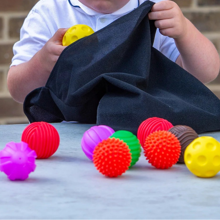 voelzak met 9 verschillende sensoriek ballen, 5,5cm, kind heeft voelzak en zoekt bijhorende bal, sensoriek spel