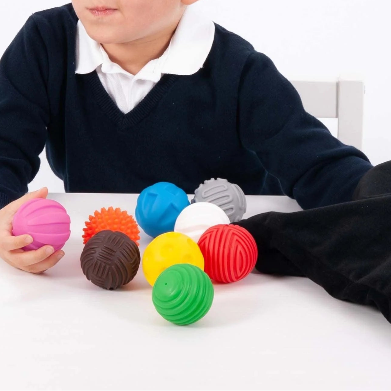 tickit ballen, sensoriek spel met voelzak, kind zoekt de bijhorende bal in zak op gevoel