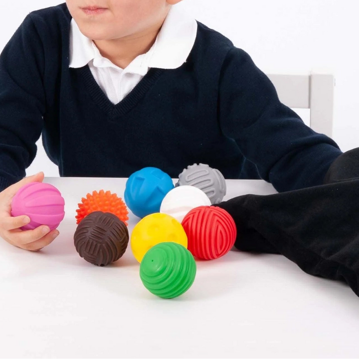 tickit ballen, sensoriek spel met voelzak, kind zoekt de bijhorende bal in zak op gevoel