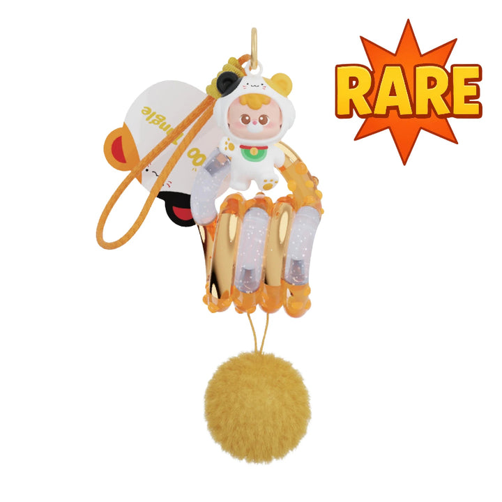 rare: Gele DiuDiu Baby Bear met kleurrijke mini Tangle hanger uit de Tangle x HiddenWooo verzamelcollectie.
