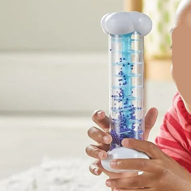 kind met regenstaf in hand