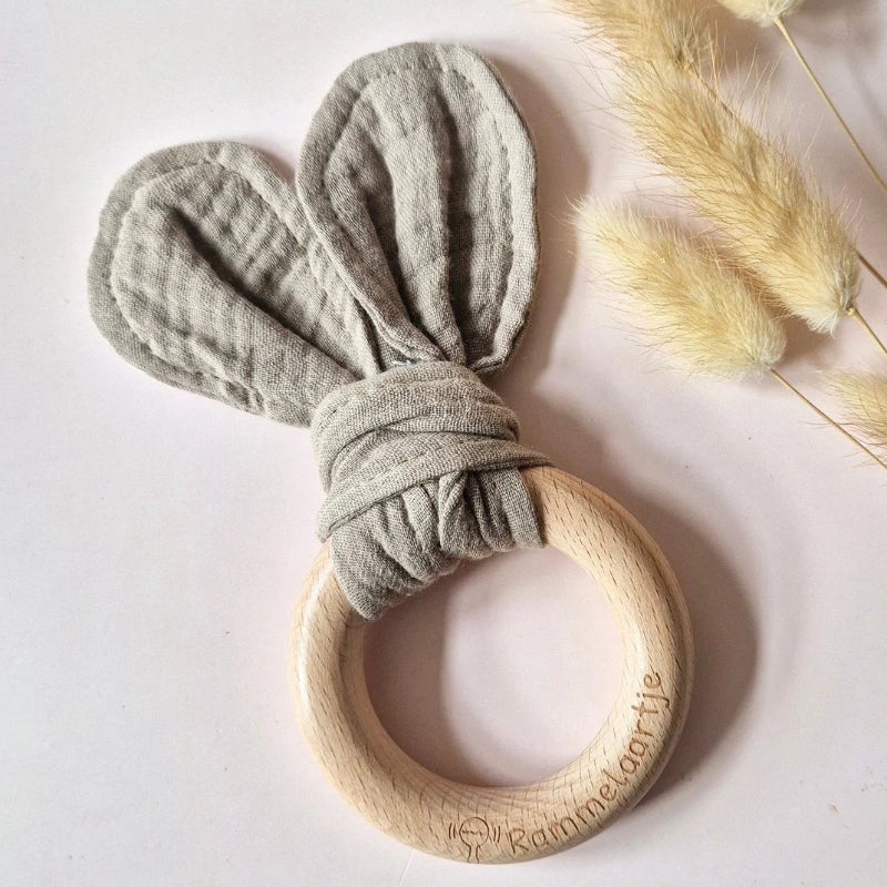 houten bijtring van rammelaartje met stoffen konijnenoorjtes, babyspeelgoed