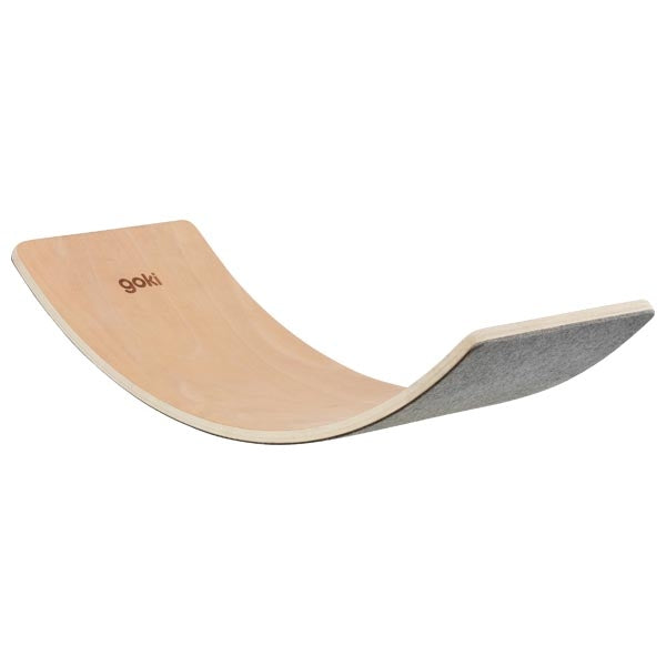 balansboard wip met vilt onderkant, van goki, evenwichtsspeelgoed, grove motoriek